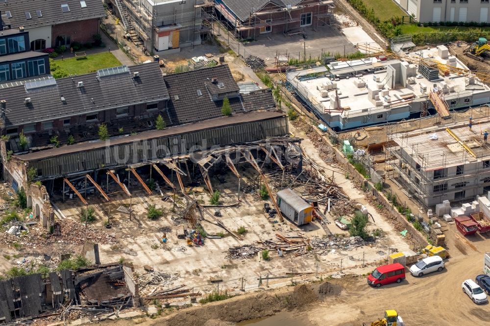 Essen aus der Vogelperspektive: Abrißarbeiten auf dem Gelände der Industrie- Ruine an der Seepromenade in Kettwig in Essen im Bundesland Nordrhein-Westfalen