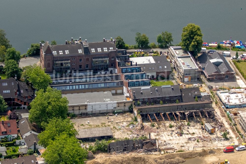 Luftbild Essen - Abrißarbeiten auf dem Gelände der Industrie- Ruine an der Seepromenade in Kettwig in Essen im Bundesland Nordrhein-Westfalen