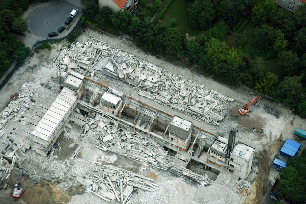 Berlin von oben - Abrißarbeiten auf dem Gelände der Industrie- Ruine im Stadtteil Lankwitz in Berlin