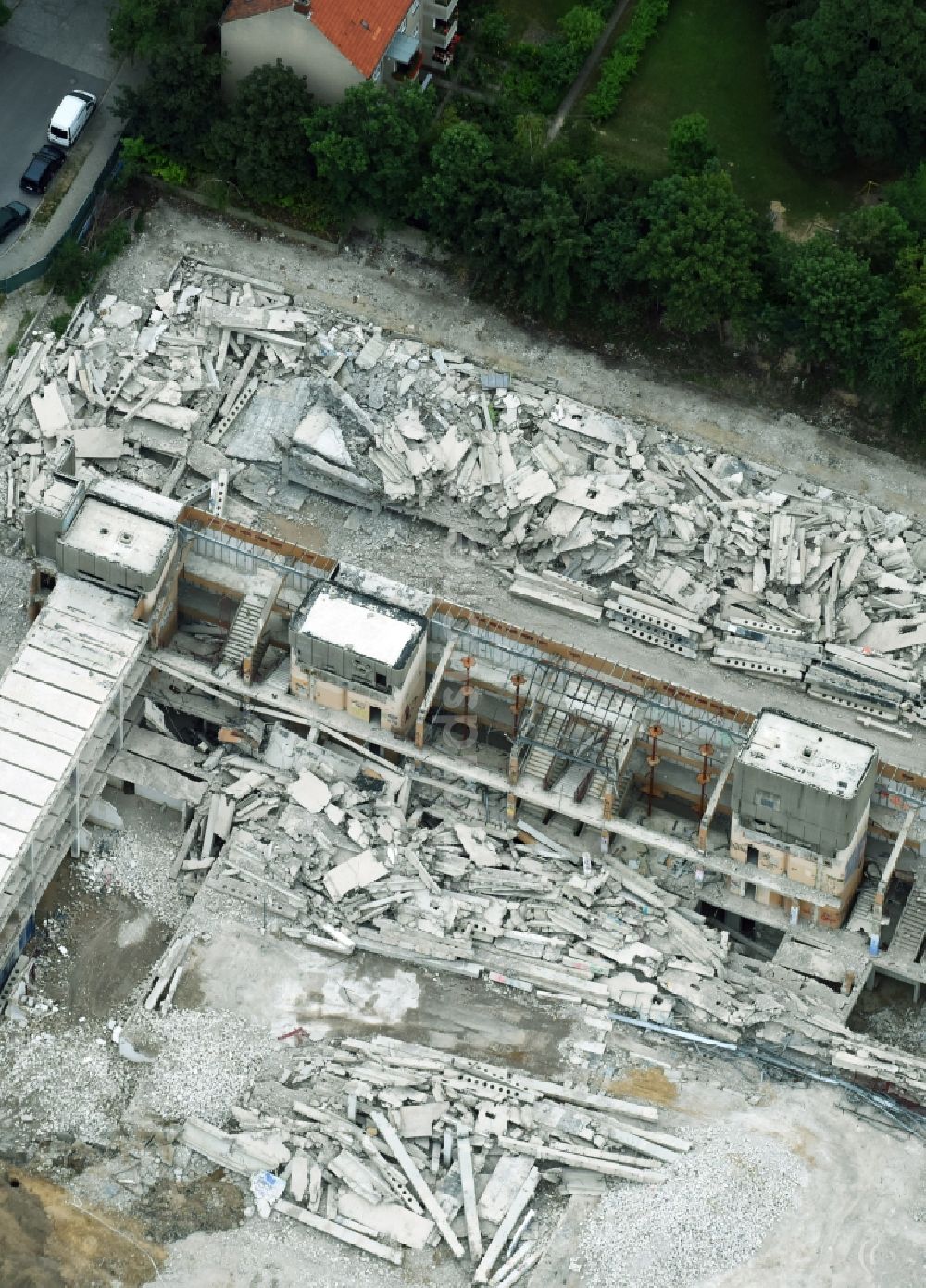 Luftaufnahme Berlin - Abrißarbeiten auf dem Gelände der Industrie- Ruine im Stadtteil Lankwitz in Berlin