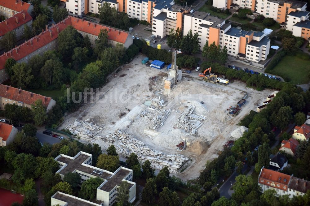 Berlin von oben - Abrißarbeiten auf dem Gelände der Industrie- Ruine im Stadtteil Lankwitz in Berlin