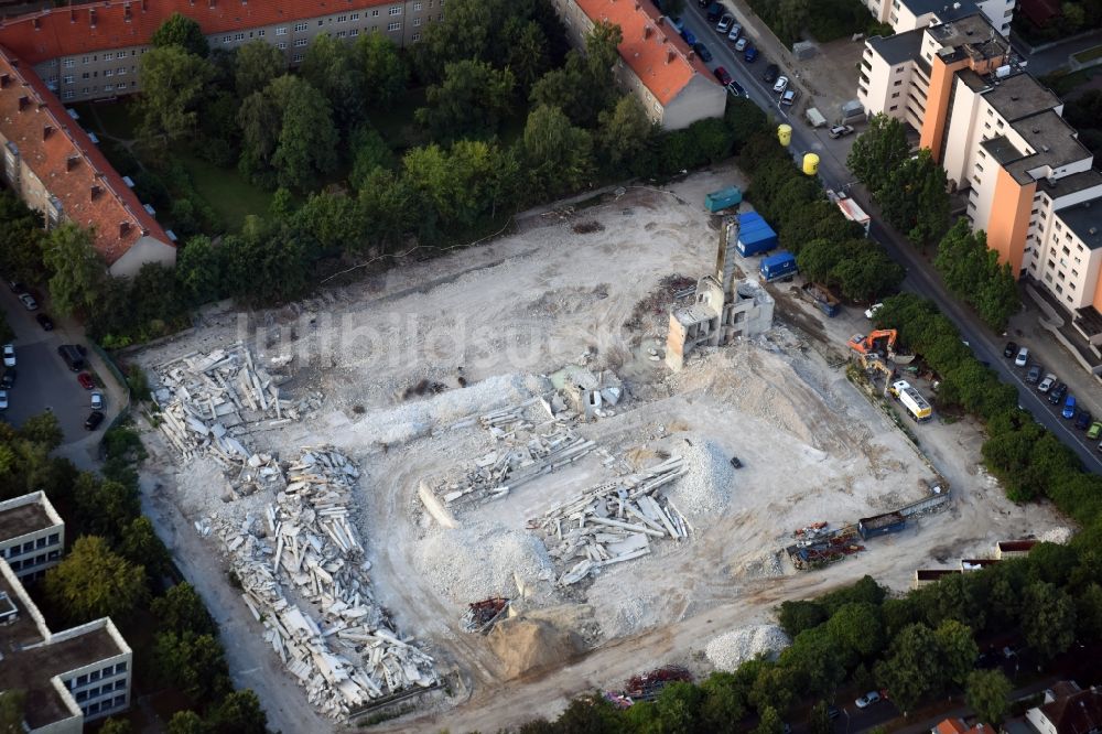 Berlin aus der Vogelperspektive: Abrißarbeiten auf dem Gelände der Industrie- Ruine im Stadtteil Lankwitz in Berlin