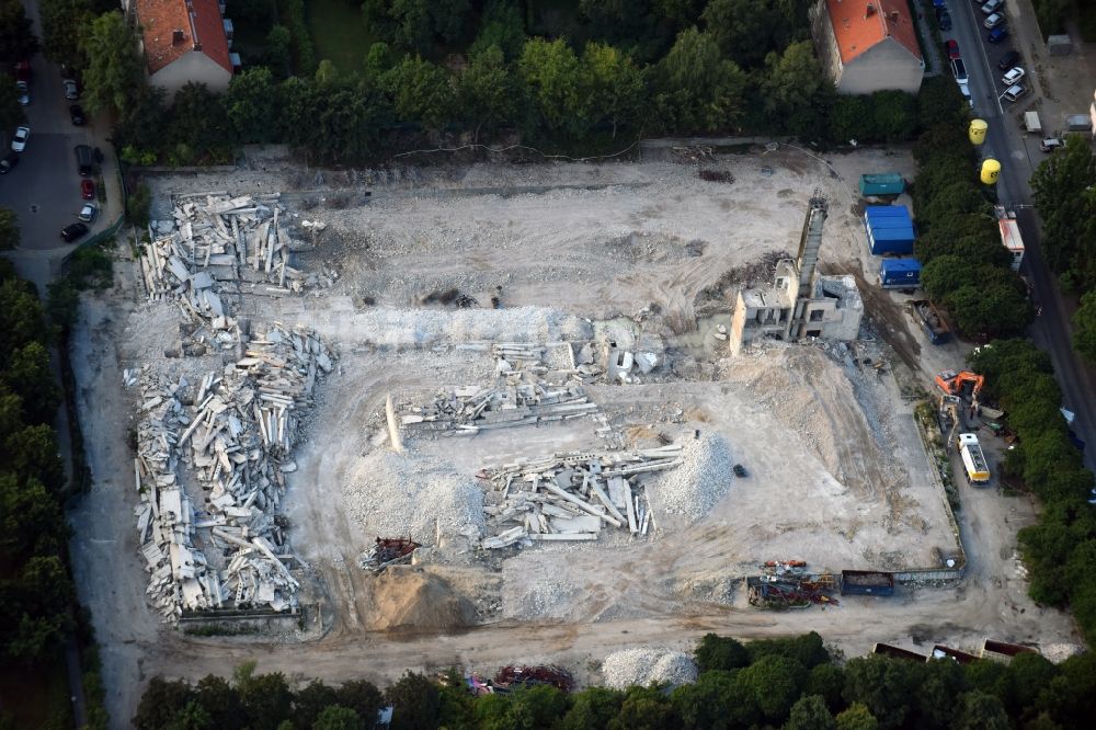 Luftbild Berlin - Abrißarbeiten auf dem Gelände der Industrie- Ruine im Stadtteil Lankwitz in Berlin