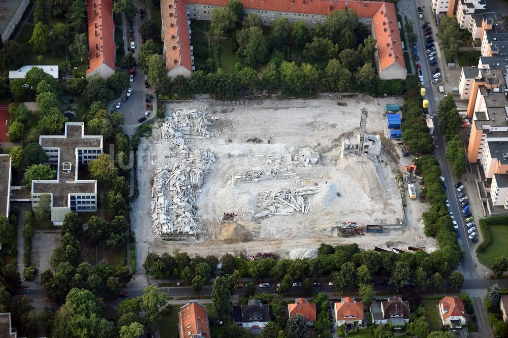 Luftaufnahme Berlin - Abrißarbeiten auf dem Gelände der Industrie- Ruine im Stadtteil Lankwitz in Berlin