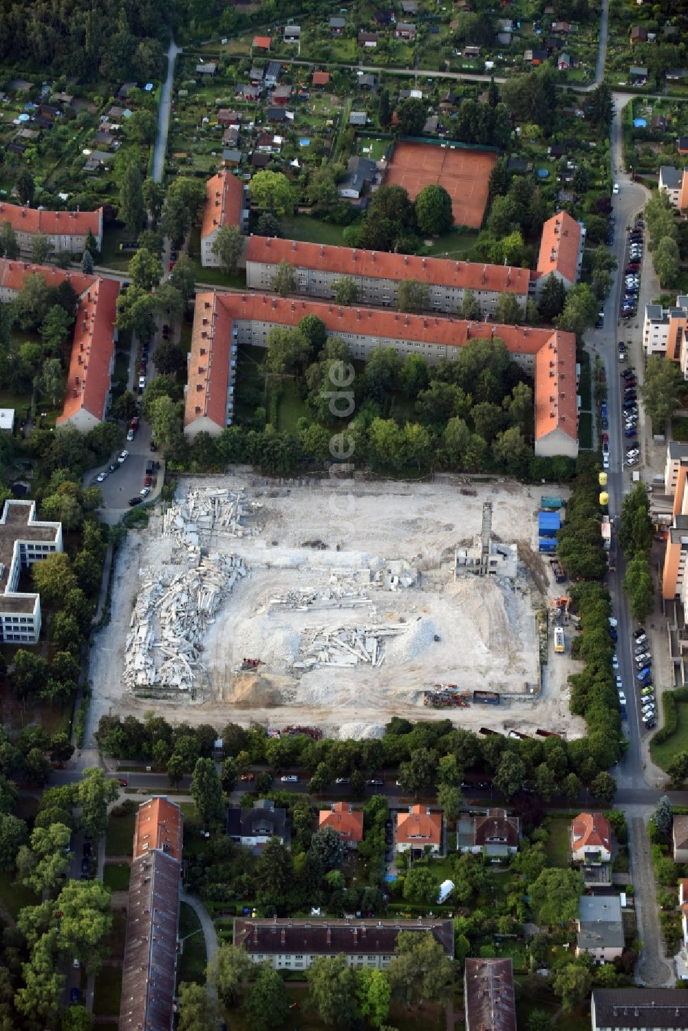 Berlin von oben - Abrißarbeiten auf dem Gelände der Industrie- Ruine im Stadtteil Lankwitz in Berlin