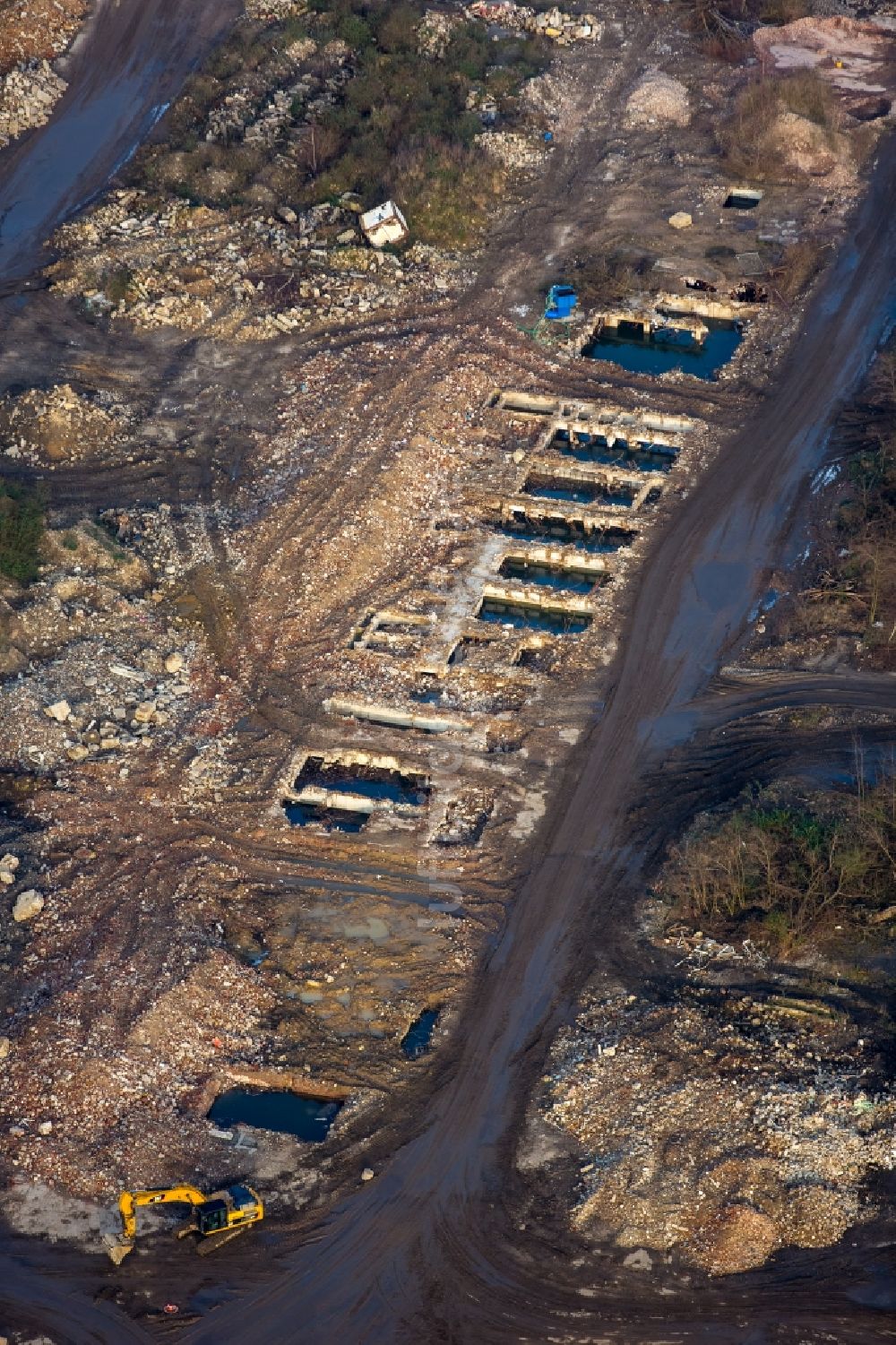 Gelsenkirchen aus der Vogelperspektive: Abrißarbeiten auf dem Gelände der Ruine des ehemaliges Stahlwerkes an der Brüsseler Straße in Gelsenkirchen im Bundesland Nordrhein-Westfalen