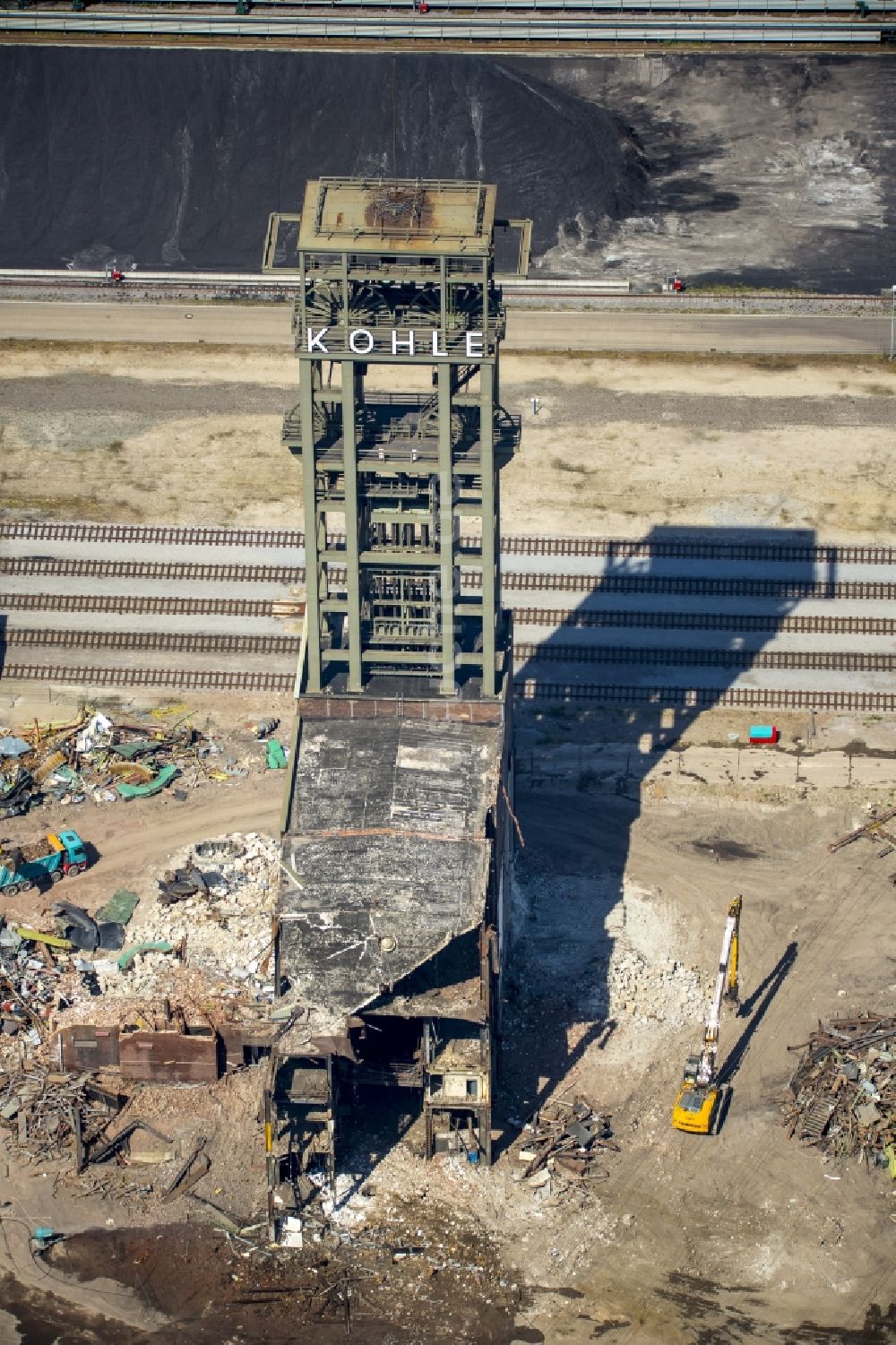 Duisburg, Walsum aus der Vogelperspektive: Abrißarbeiten auf dem Gelände der Ruine Kohle Zeche Walsum in Duisburg im Bundesland Nordrhein-Westfalen