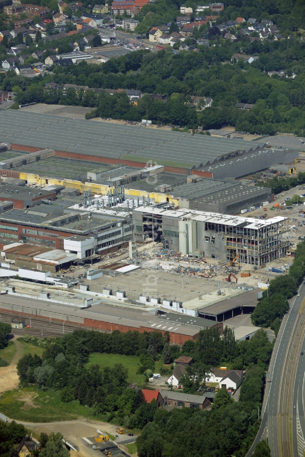 Luftaufnahme Bochum - Abrißarbeiten auf dem Gelände der Ruine des Opel Werk I in Bochum im Bundesland Nordrhein-Westfalen