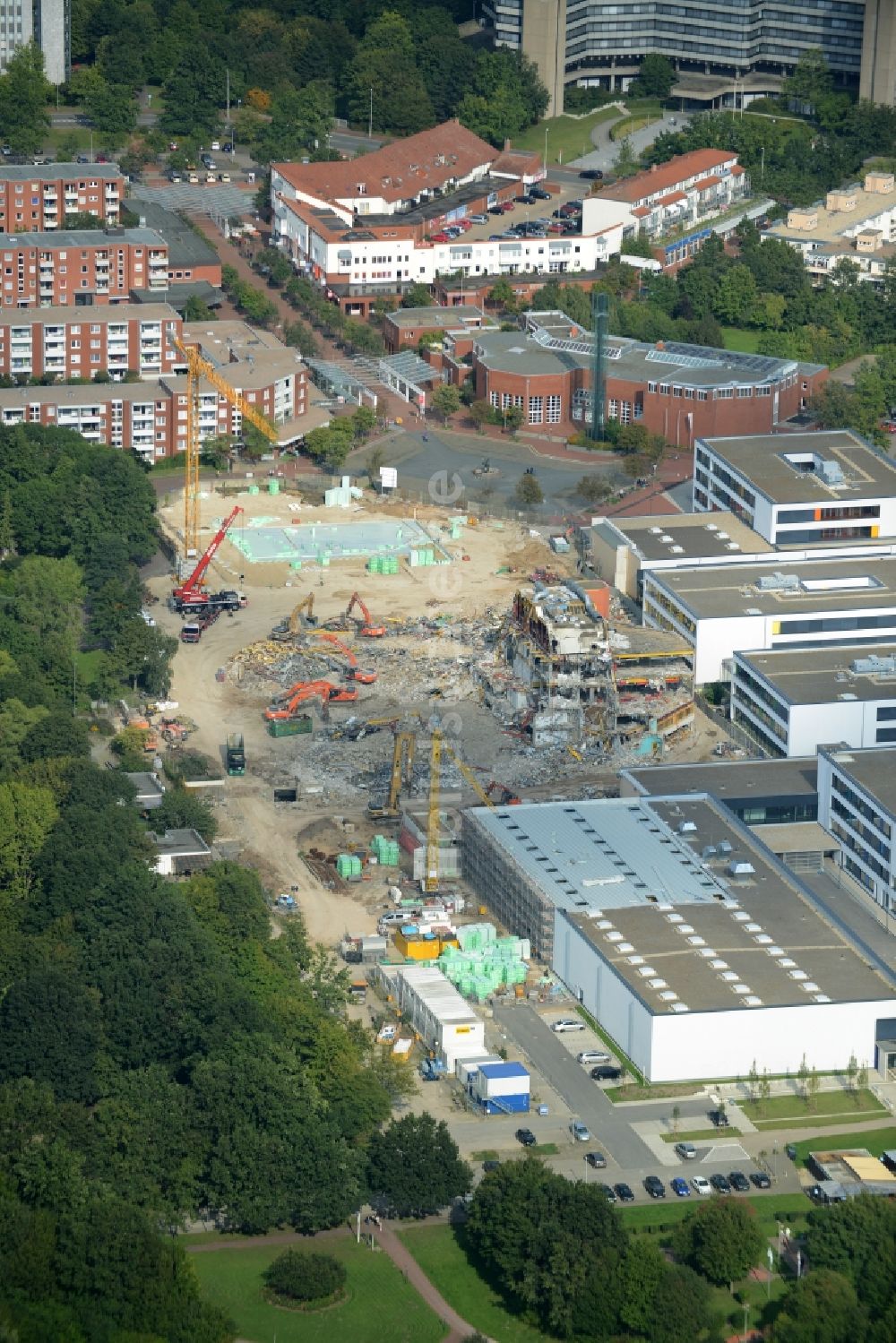 Hannover von oben - Abrißarbeiten am Gelände der Schulgebäude der Integrierte Gesamtschule Mühlenberg in Hannover im Bundesland Niedersachsen