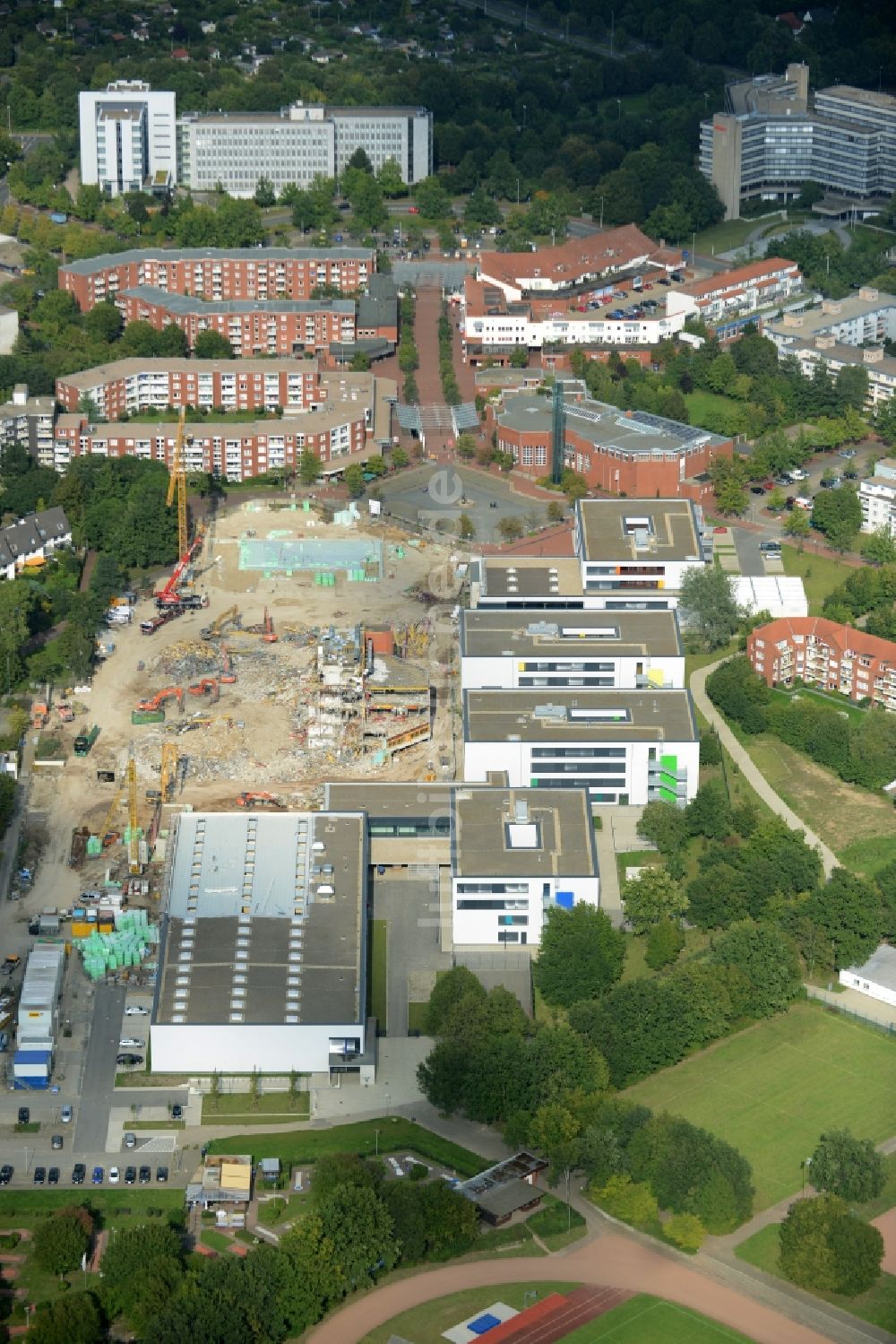 Luftbild Hannover - Abrißarbeiten am Gelände der Schulgebäude der Integrierte Gesamtschule Mühlenberg in Hannover im Bundesland Niedersachsen