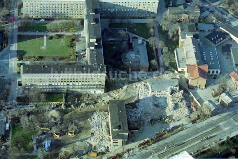 Luftbild Berlin - Abrißarbeiten auf dem Klinikgelände des Krankenhauses Vivantes Klinikum im Friedrichshain in Berlin