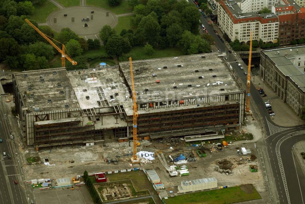 Luftbild Berlin - Abrißarbeiten am Palast der Republik in Berlin-Mitte