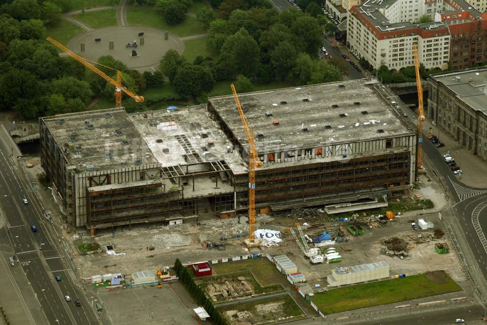 Berlin von oben - Abrißarbeiten am Palast der Republik in Berlin-Mitte