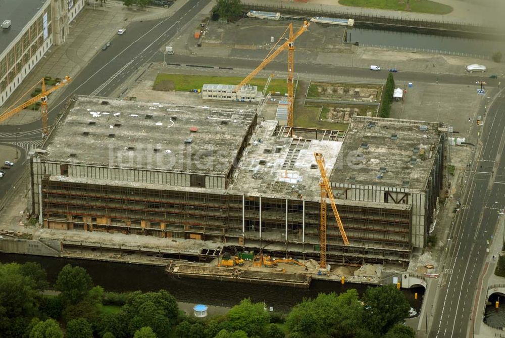 Berlin aus der Vogelperspektive: Abrißarbeiten am Palast der Republik in Berlin-Mitte