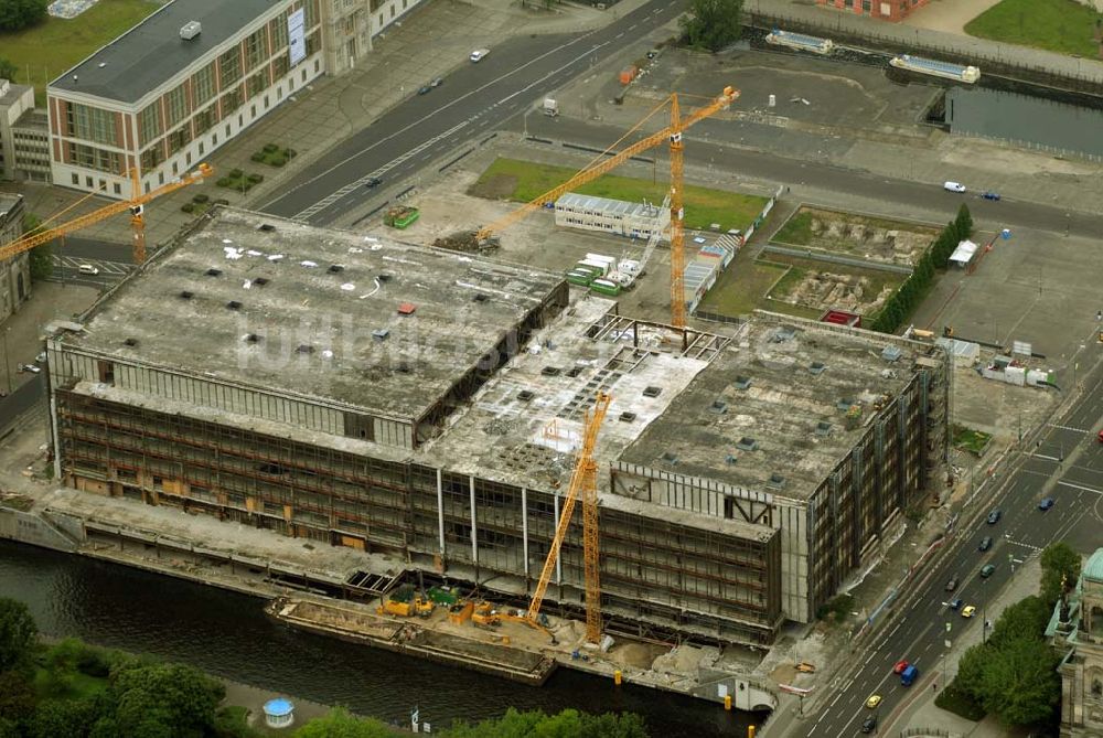 Luftbild Berlin - Abrißarbeiten am Palast der Republik in Berlin-Mitte