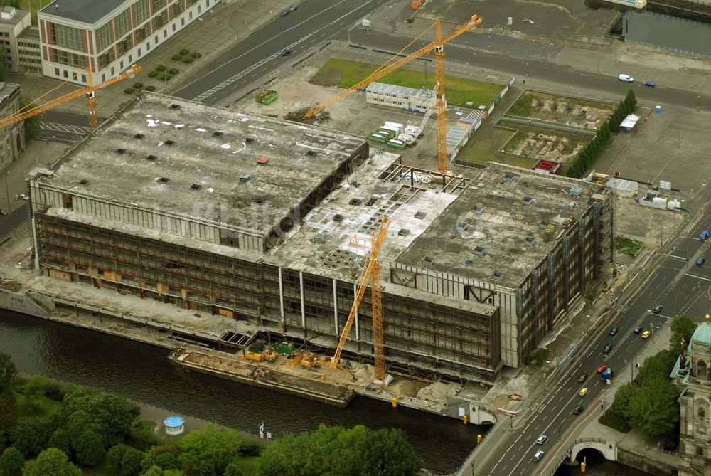 Luftaufnahme Berlin - Abrißarbeiten am Palast der Republik in Berlin-Mitte