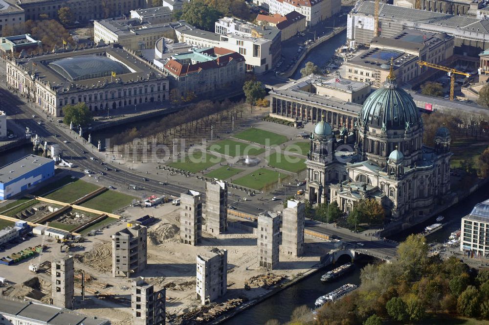 Luftaufnahme Berlin - Abrissarbeiten am Palast der Republik, Dom, Lustgarten, Altes Museum in Berlin Mitte