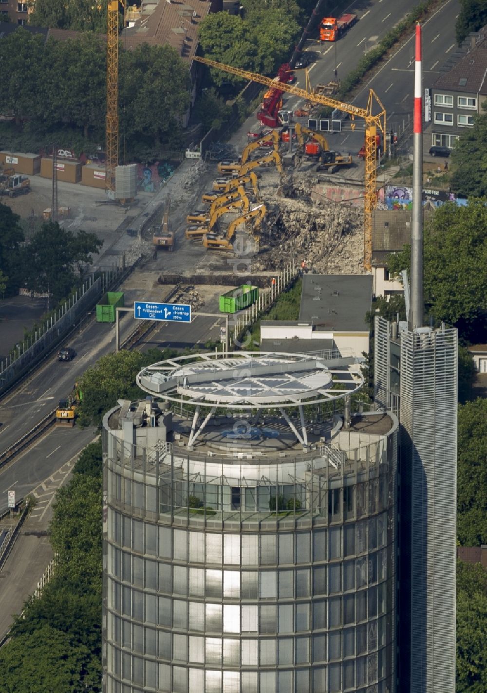 Essen aus der Vogelperspektive: Abrißarbeiten der Stadtwaldbrücke an der BAB Autobahn A40 in Essen im Bundesland Nordrhein-Westfalen