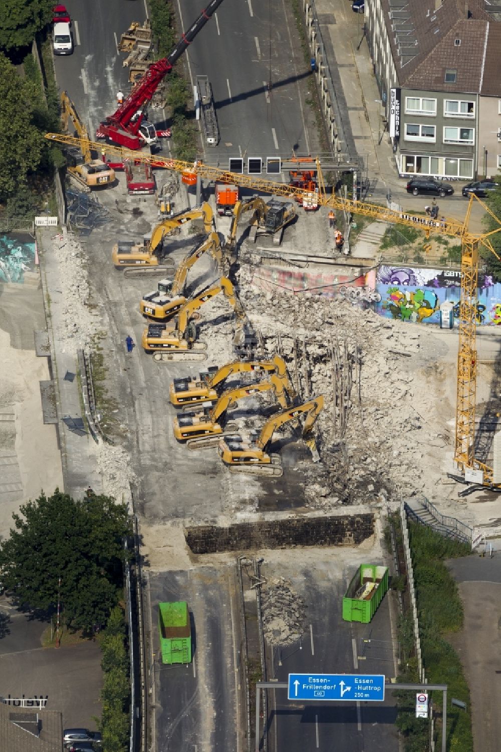 Luftaufnahme Essen - Abrißarbeiten der Stadtwaldbrücke an der BAB Autobahn A40 in Essen im Bundesland Nordrhein-Westfalen