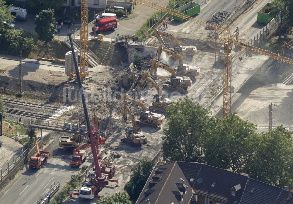 Essen von oben - Abrißarbeiten der Stadtwaldbrücke an der BAB Autobahn A40 in Essen im Bundesland Nordrhein-Westfalen