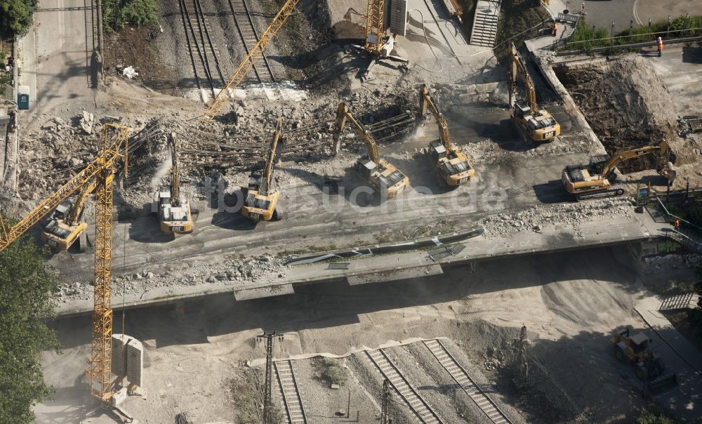 Essen aus der Vogelperspektive: Abrißarbeiten der Stadtwaldbrücke an der BAB Autobahn A40 in Essen im Bundesland Nordrhein-Westfalen