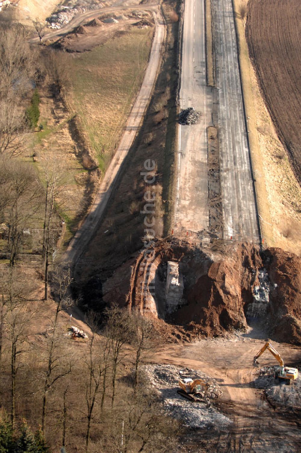 Luftbild Sättelstädt - Abrißarbeiten am Streckenverlauf des A4 - demolition work on the old, disused itinerary of the A4 motorway course