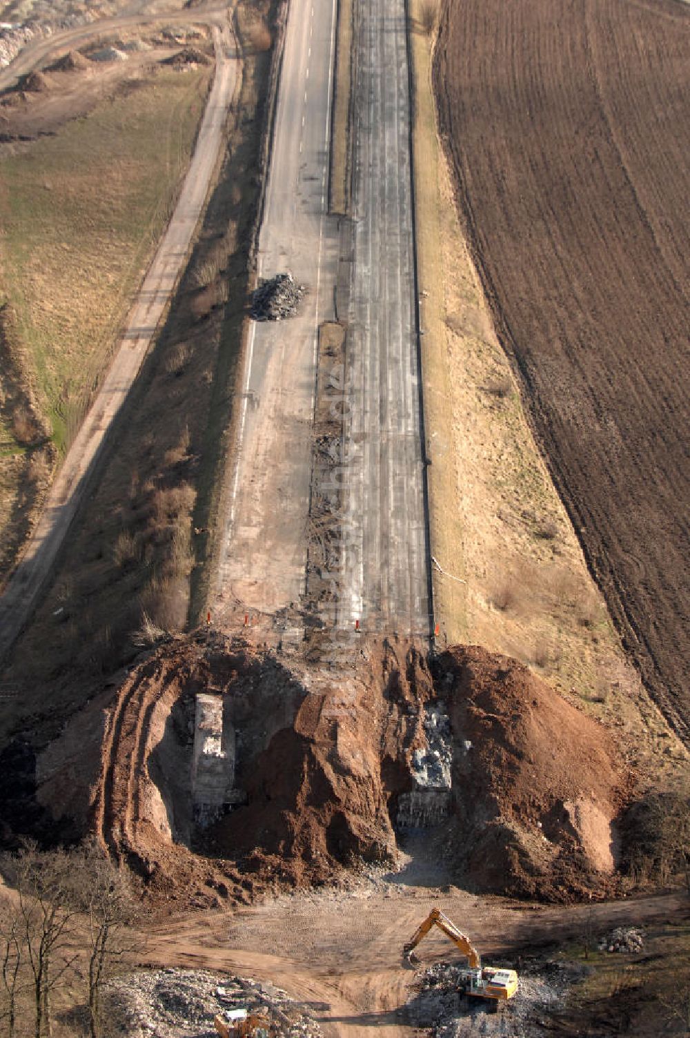 Luftaufnahme Sättelstädt - Abrißarbeiten am Streckenverlauf des A4 - demolition work on the old, disused itinerary of the A4 motorway course