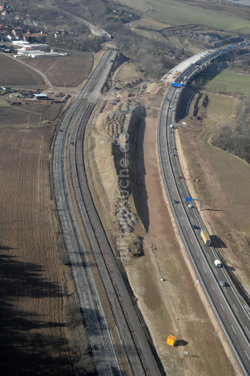 Luftbild Sättelstädt - Abrißarbeiten am Streckenverlauf des A4 - demolition work on the old, disused itinerary of the A4 motorway course