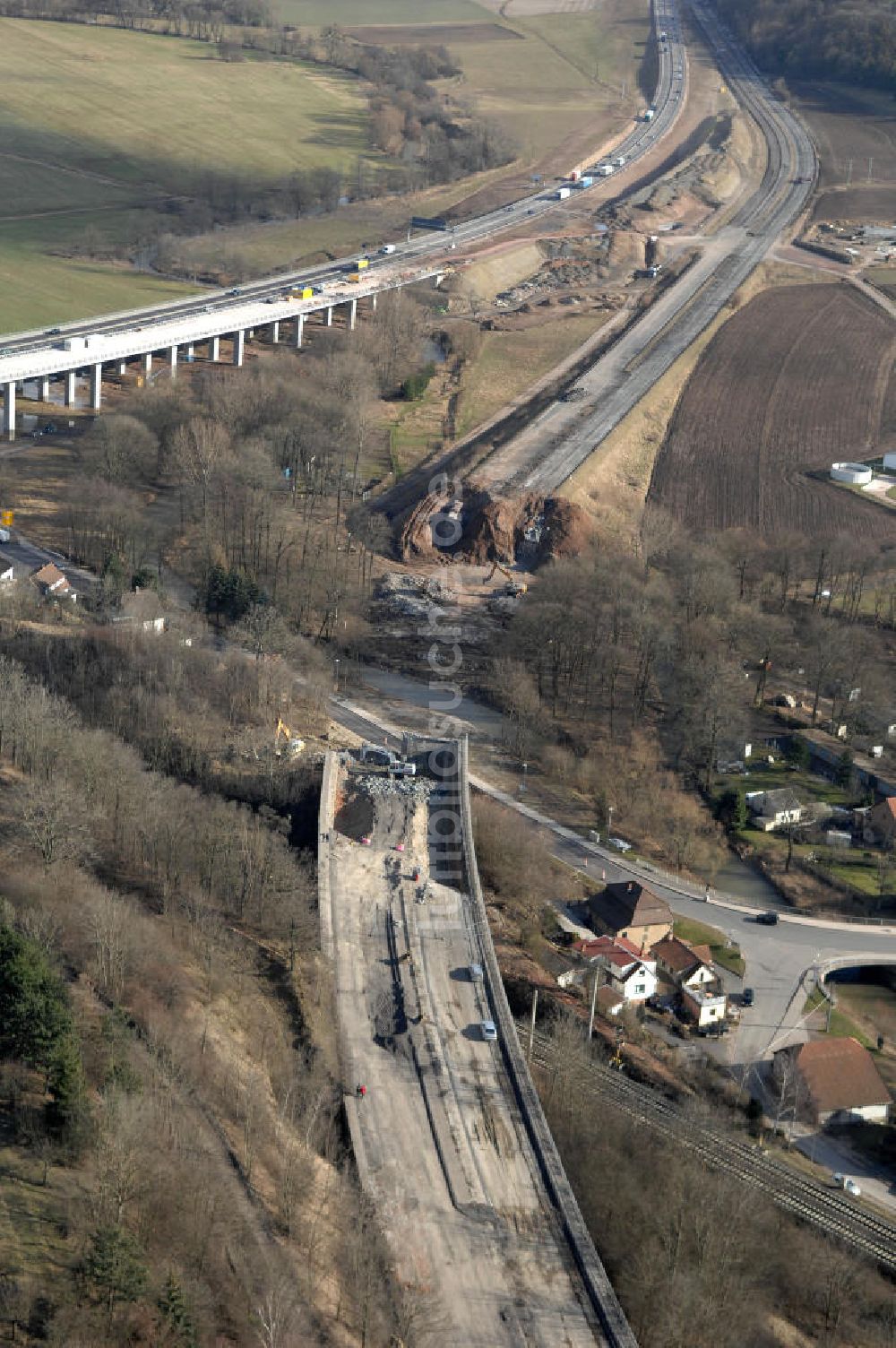 Luftbild Sättelstädt - Abrißarbeiten am Streckenverlauf des A4 - demolition work on the old, disused itinerary of the A4 motorway course