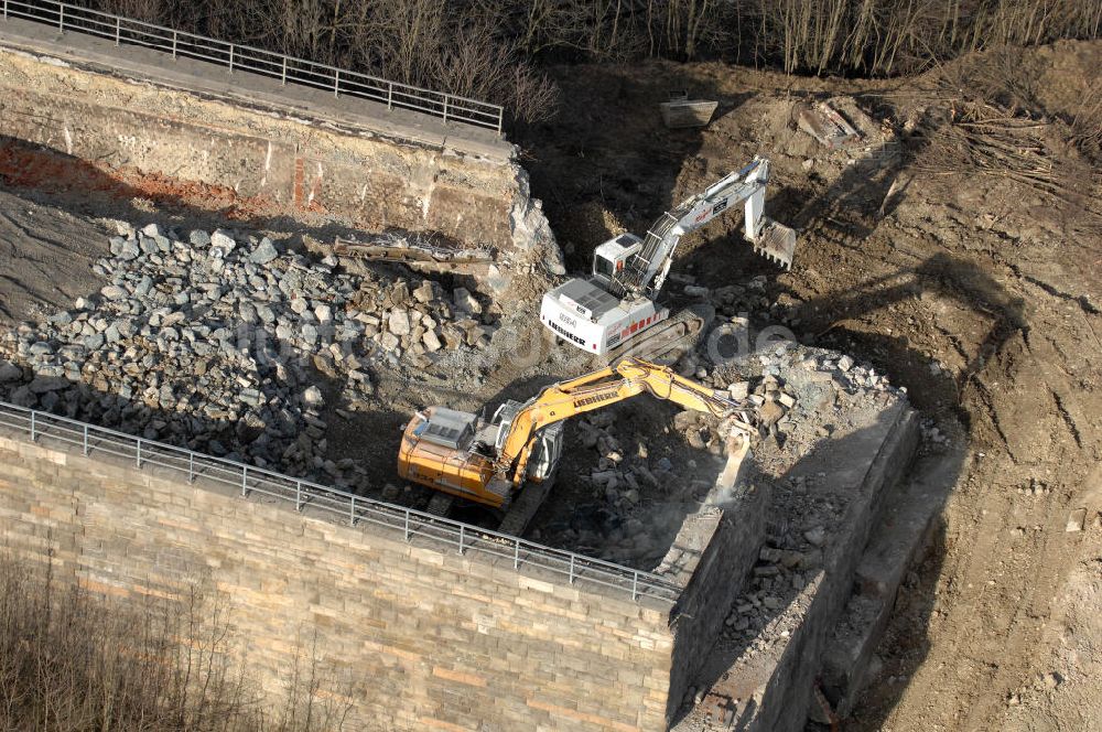 Luftbild Sättelstädt - Abrißarbeiten am Streckenverlauf des A4 - demolition work on the old, disused itinerary of the A4 motorway course