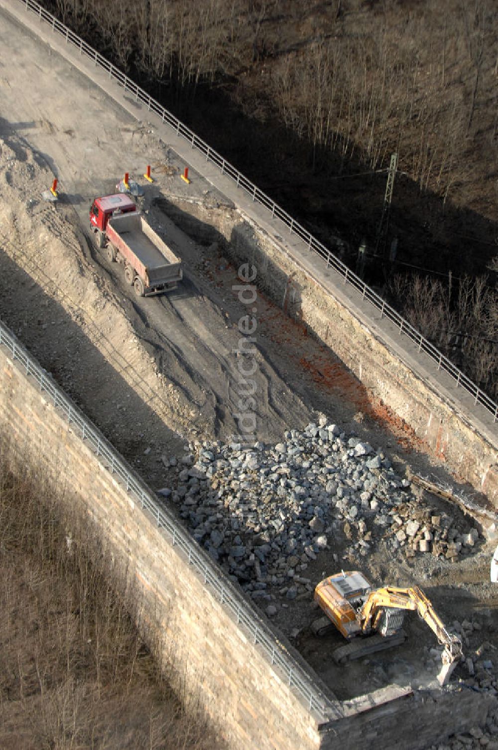 Luftaufnahme Sättelstädt - Abrißarbeiten am Streckenverlauf des A4 - demolition work on the old, disused itinerary of the A4 motorway course