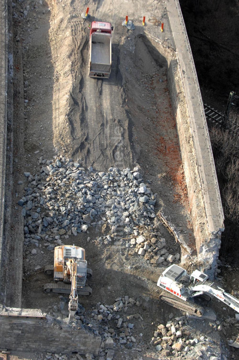 Sättelstädt aus der Vogelperspektive: Abrißarbeiten am Streckenverlauf des A4 - demolition work on the old, disused itinerary of the A4 motorway course