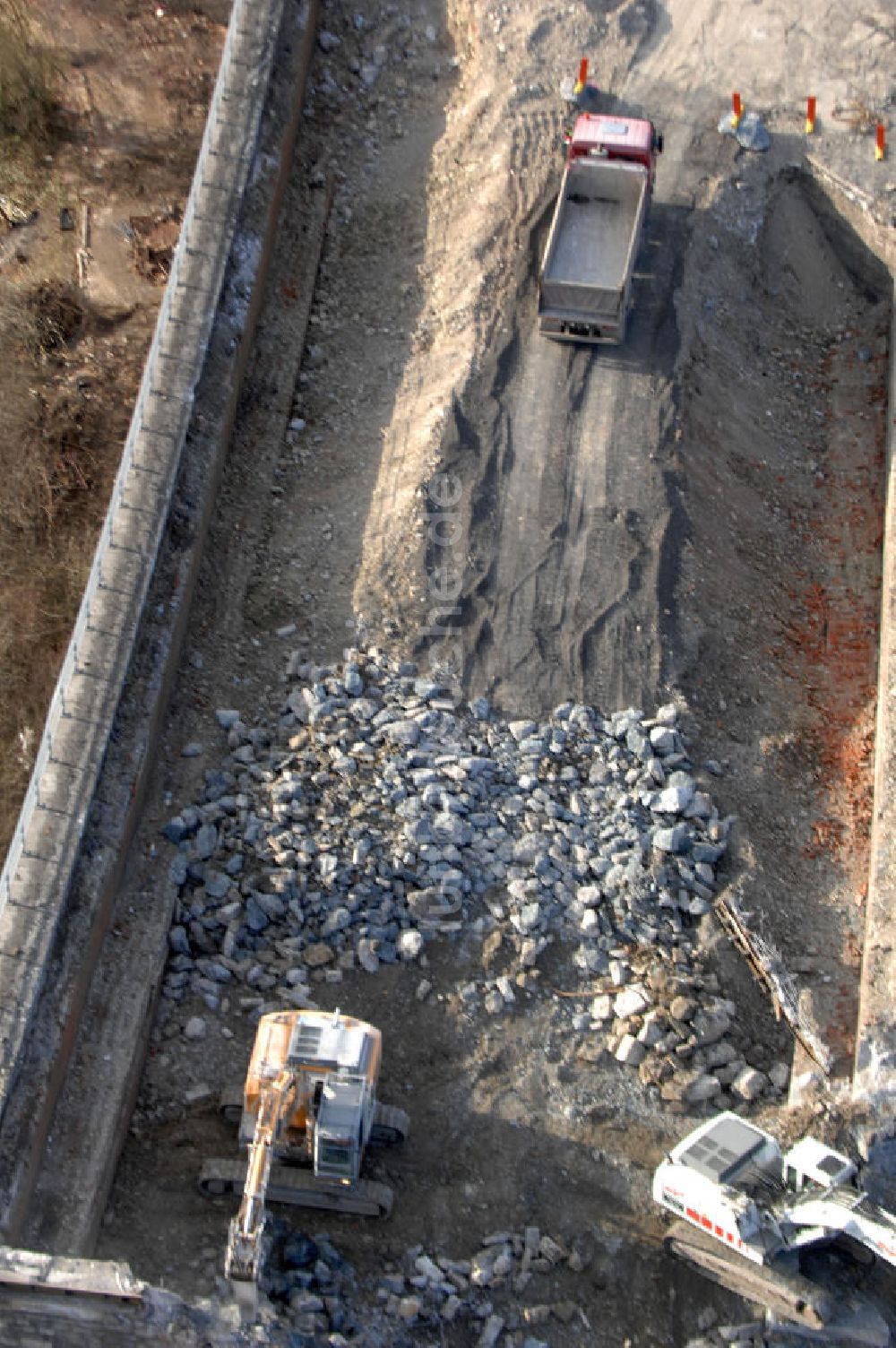 Luftbild Sättelstädt - Abrißarbeiten am Streckenverlauf des A4 - demolition work on the old, disused itinerary of the A4 motorway course