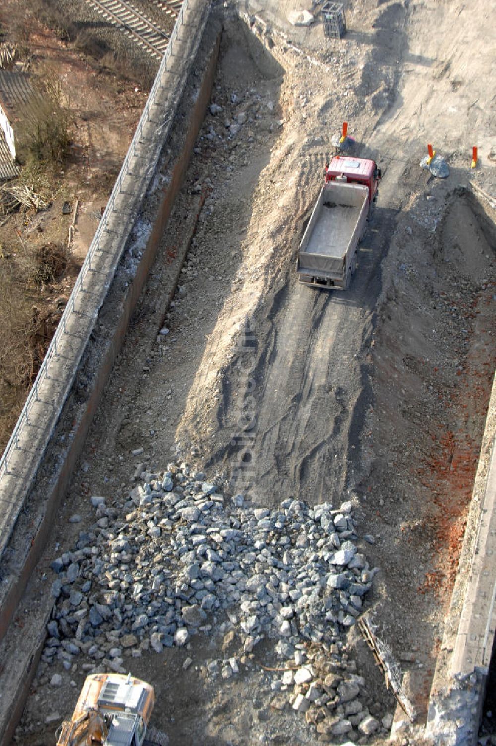 Luftaufnahme Sättelstädt - Abrißarbeiten am Streckenverlauf des A4 - demolition work on the old, disused itinerary of the A4 motorway course