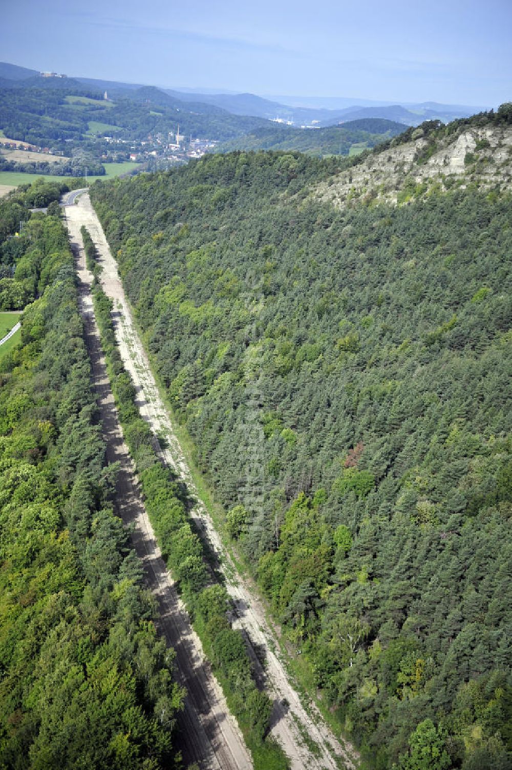 Wutha-Farnroda aus der Vogelperspektive: Abrißarbeiten am Streckenverlauf des A4 - demolition work on the old, disused itinerary of the A4 motorway course