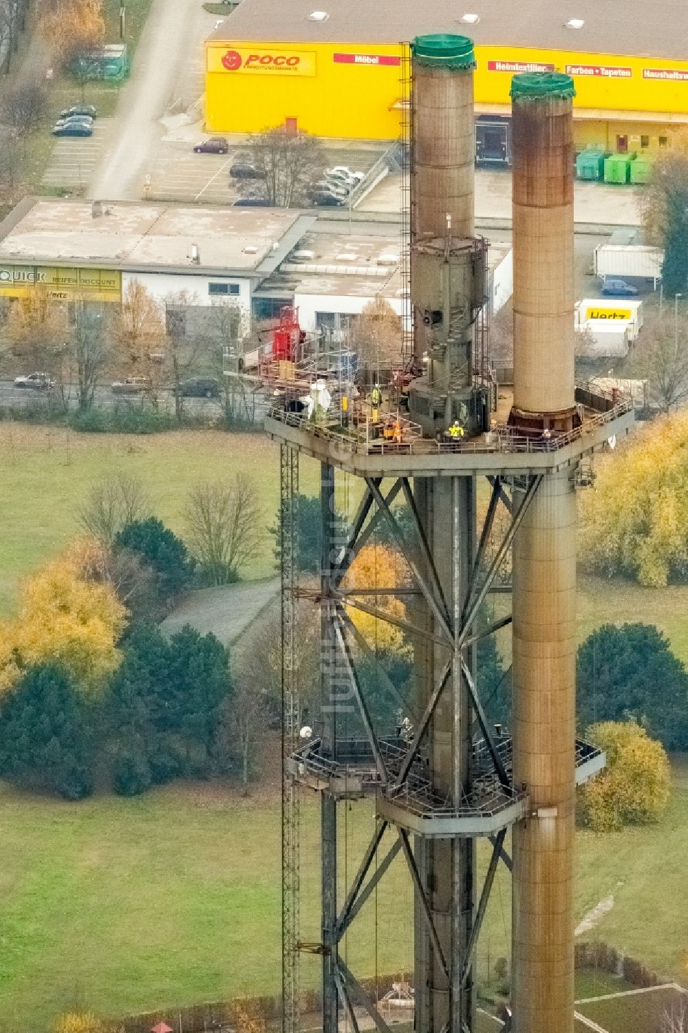 Luftaufnahme Duisburg - Abrißarbeiten an den Turmbauwerken der Industrie- Schornsteine der STADTWERKE DUISBURG an der Charlottenstraße im Ortsteil Altstadt in Duisburg im Bundesland Nordrhein-Westfalen