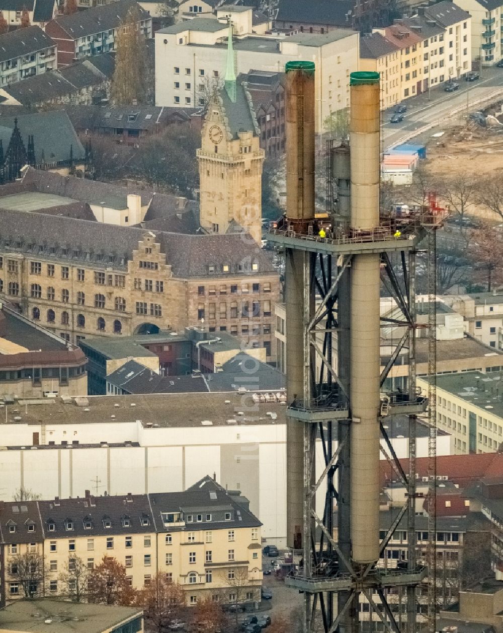 Luftbild Duisburg - Abrißarbeiten an den Turmbauwerken der Industrie- Schornsteine der STADTWERKE DUISBURG an der Charlottenstraße im Ortsteil Altstadt in Duisburg im Bundesland Nordrhein-Westfalen