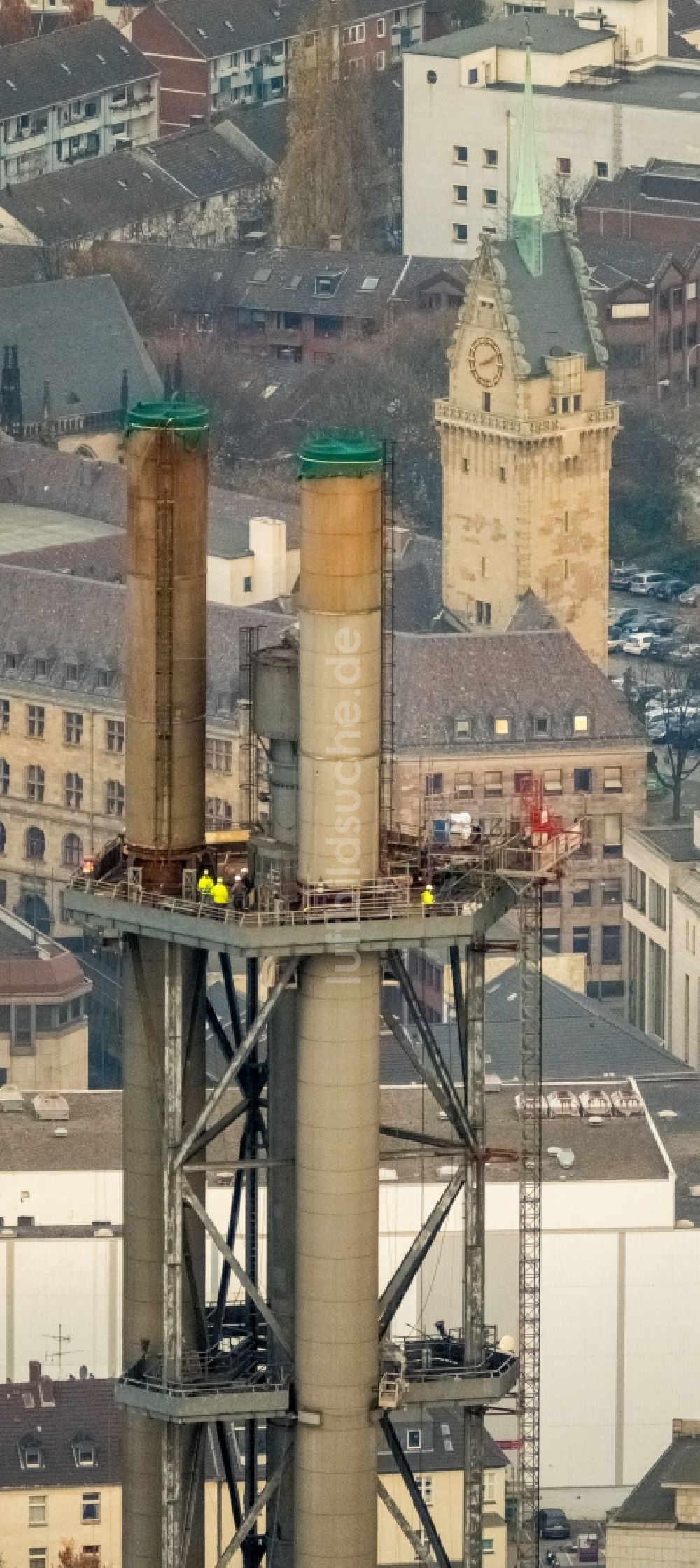 Luftaufnahme Duisburg - Abrißarbeiten an den Turmbauwerken der Industrie- Schornsteine der STADTWERKE DUISBURG an der Charlottenstraße im Ortsteil Altstadt in Duisburg im Bundesland Nordrhein-Westfalen