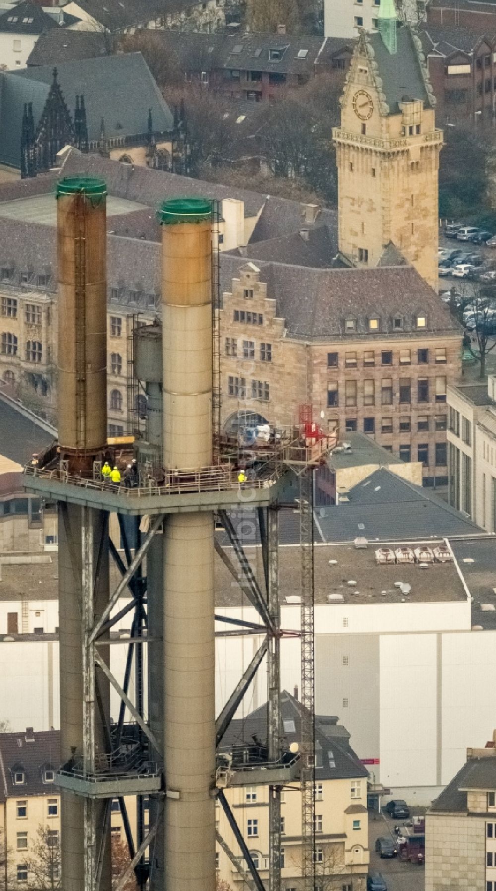 Duisburg von oben - Abrißarbeiten an den Turmbauwerken der Industrie- Schornsteine der STADTWERKE DUISBURG an der Charlottenstraße im Ortsteil Altstadt in Duisburg im Bundesland Nordrhein-Westfalen