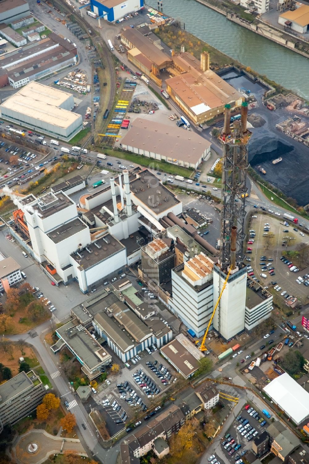 Duisburg aus der Vogelperspektive Abrißarbeiten an den Turmbauwerken der Industrie