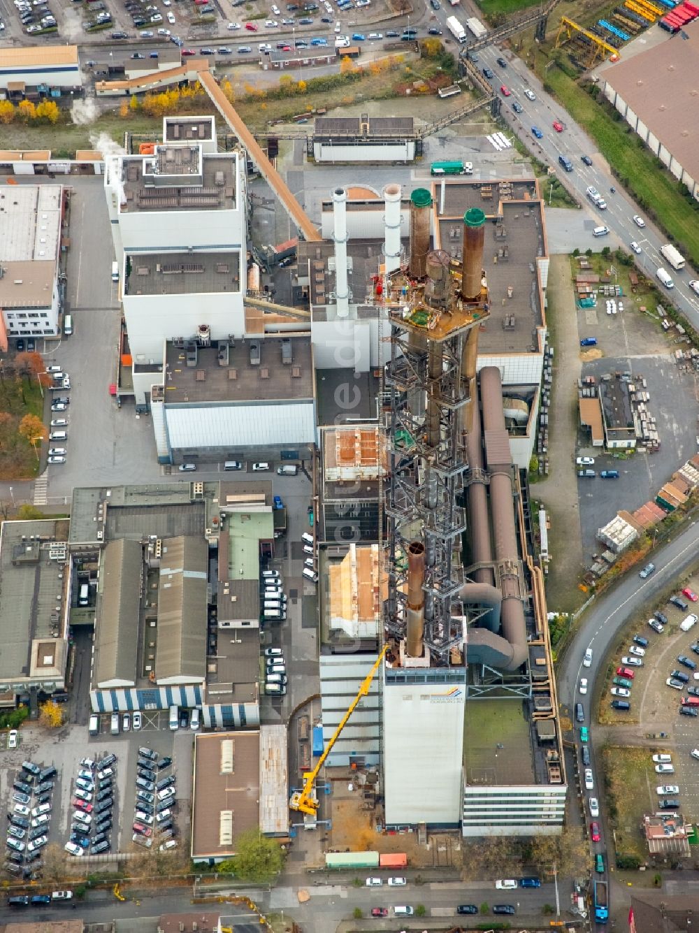 Luftbild Duisburg - Abrißarbeiten an den Turmbauwerken der Industrie- Schornsteine der STADTWERKE DUISBURG an der Charlottenstraße im Ortsteil Altstadt in Duisburg im Bundesland Nordrhein-Westfalen