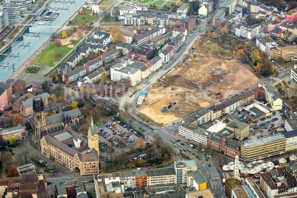 Luftaufnahme Duisburg - Abrißarbeiten an den Turmbauwerken der Industrie- Schornsteine der STADTWERKE DUISBURG an der Charlottenstraße im Ortsteil Altstadt in Duisburg im Bundesland Nordrhein-Westfalen