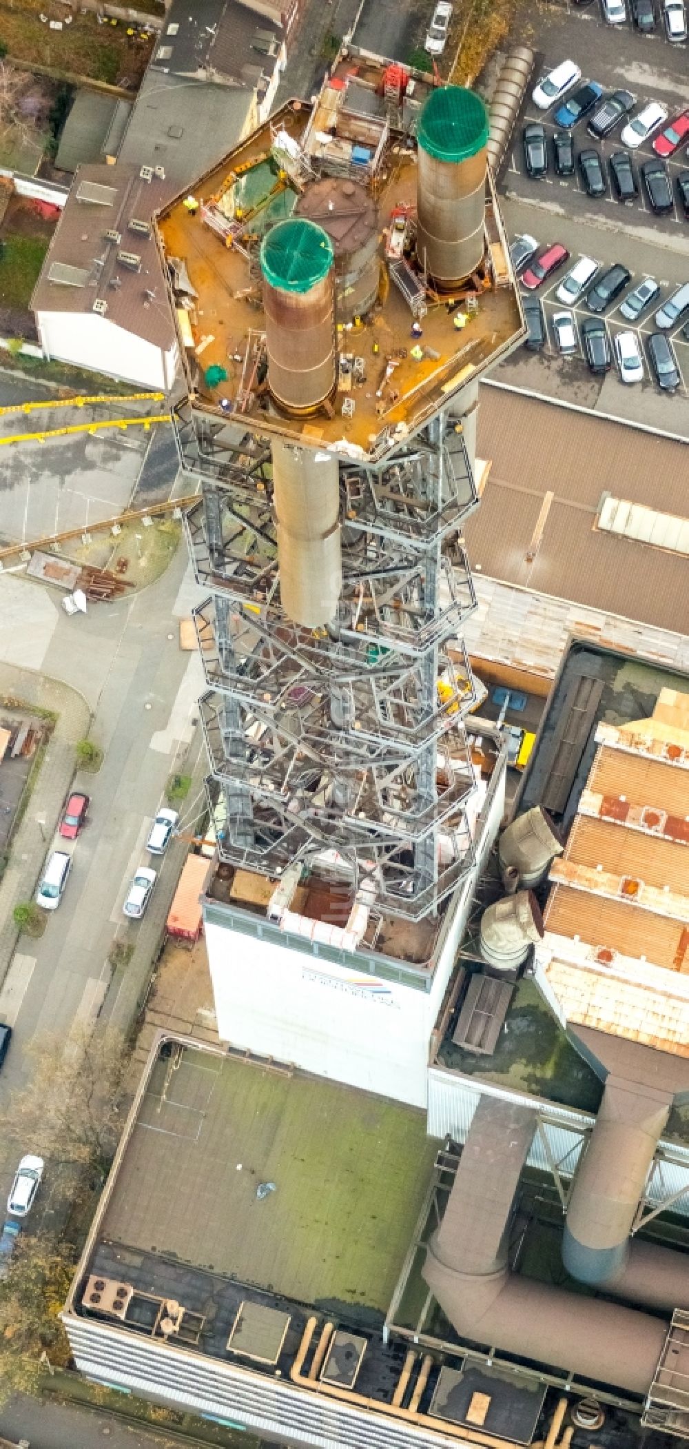 Luftbild Duisburg - Abrißarbeiten an den Turmbauwerken der Industrie- Schornsteine der STADTWERKE DUISBURG an der Charlottenstraße im Ortsteil Altstadt in Duisburg im Bundesland Nordrhein-Westfalen