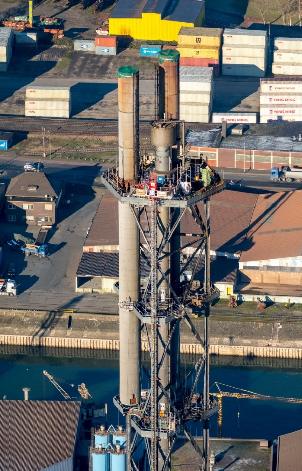 Duisburg von oben - Abrißarbeiten an den Turmbauwerken der Industrie- Schornsteine der STADTWERKE DUISBURG an der Charlottenstraße im Ortsteil Altstadt in Duisburg im Bundesland Nordrhein-Westfalen