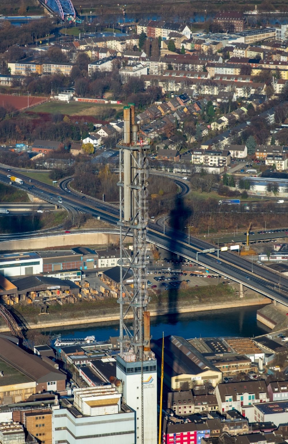 Duisburg aus der Vogelperspektive: Abrißarbeiten an den Turmbauwerken der Industrie- Schornsteine der STADTWERKE DUISBURG an der Charlottenstraße im Ortsteil Altstadt in Duisburg im Bundesland Nordrhein-Westfalen