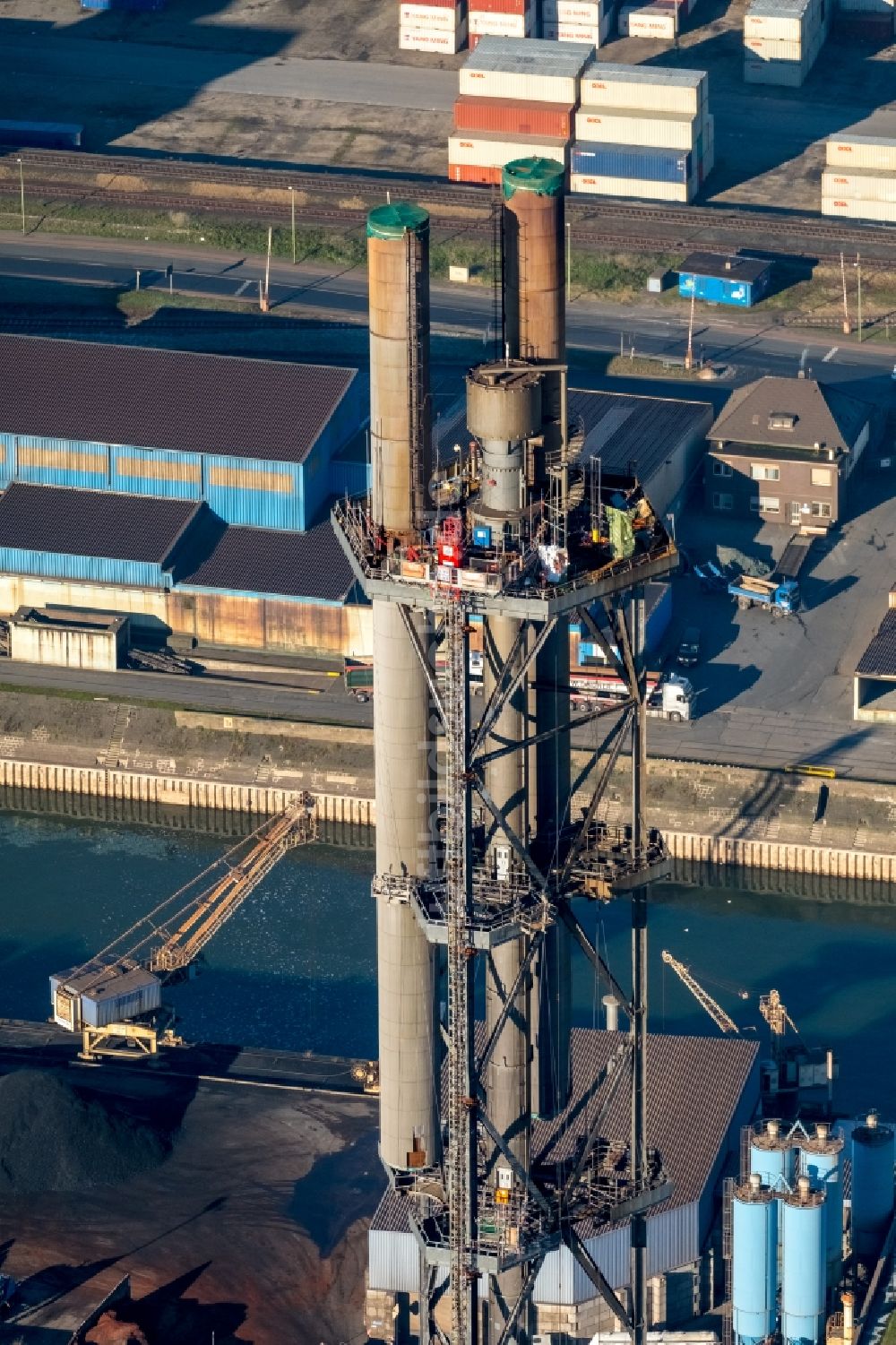 Luftbild Duisburg - Abrißarbeiten an den Turmbauwerken der Industrie- Schornsteine der STADTWERKE DUISBURG an der Charlottenstraße im Ortsteil Altstadt in Duisburg im Bundesland Nordrhein-Westfalen