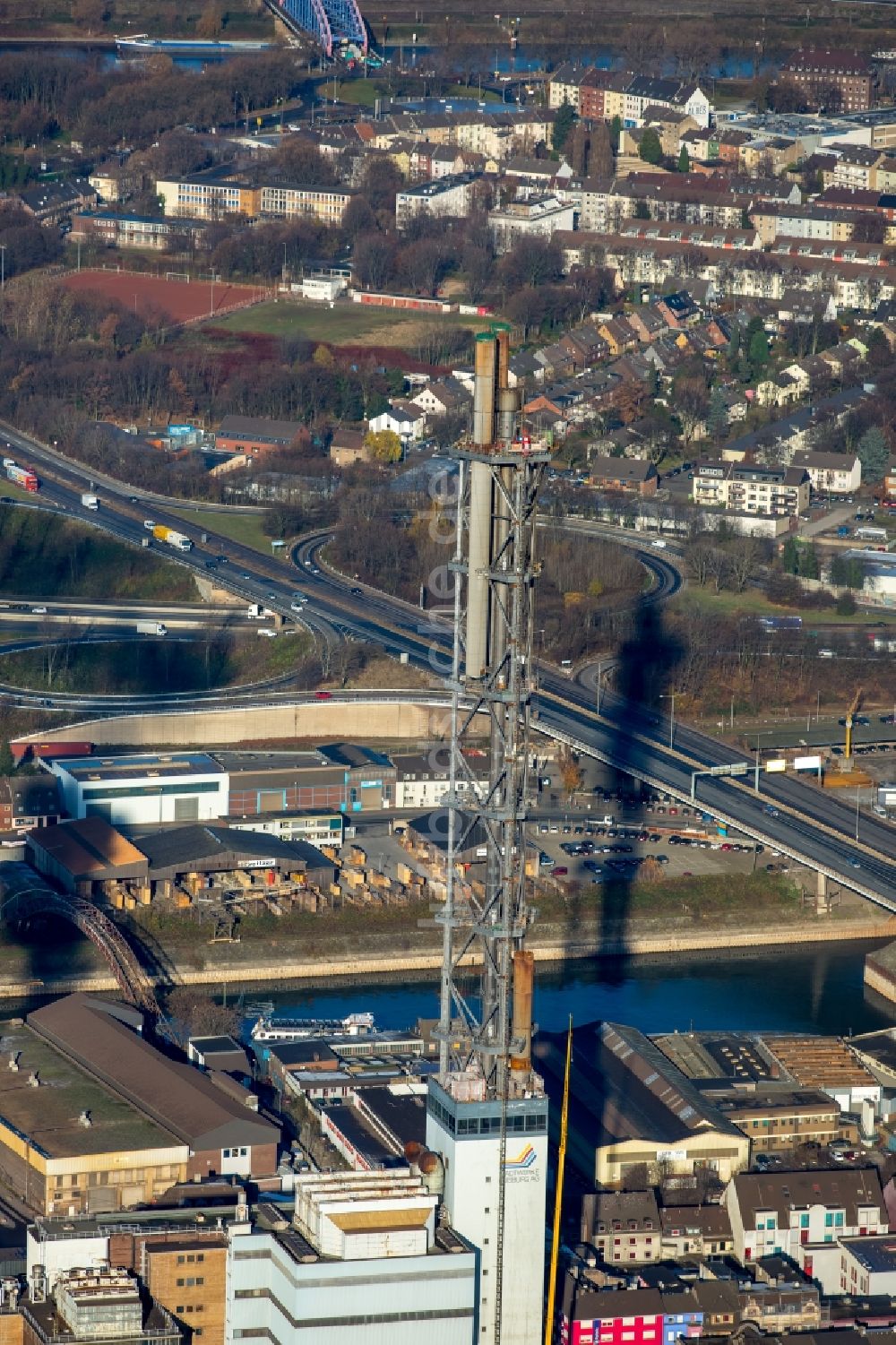 Luftaufnahme Duisburg - Abrißarbeiten an den Turmbauwerken der Industrie- Schornsteine der STADTWERKE DUISBURG an der Charlottenstraße im Ortsteil Altstadt in Duisburg im Bundesland Nordrhein-Westfalen