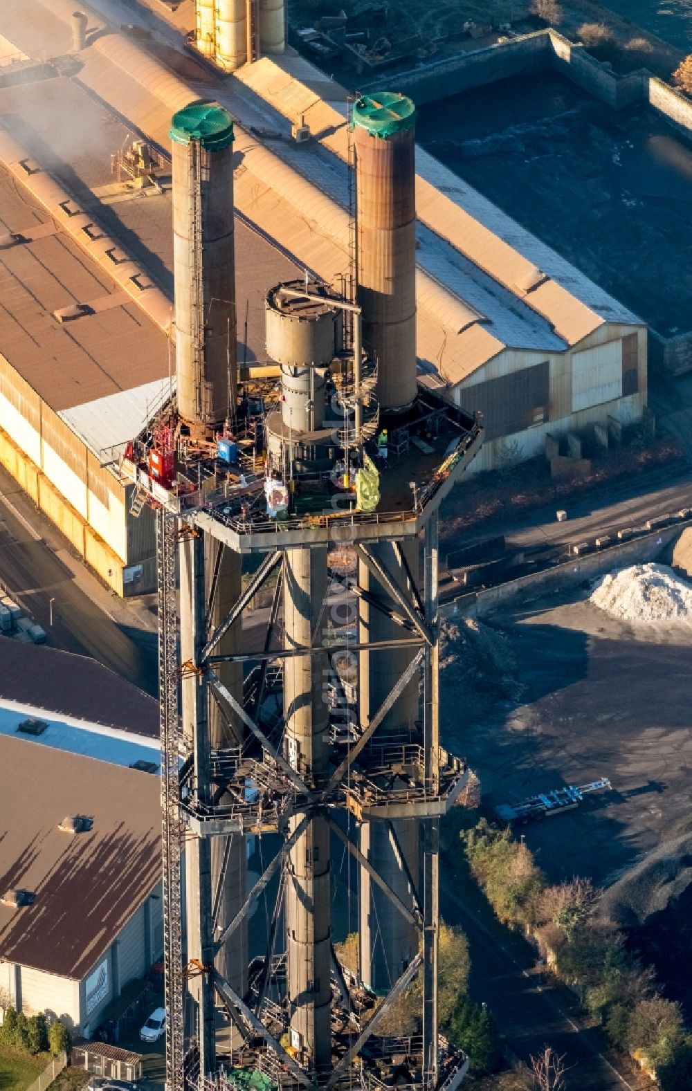 Duisburg von oben - Abrißarbeiten an den Turmbauwerken der Industrie- Schornsteine der STADTWERKE DUISBURG an der Charlottenstraße im Ortsteil Altstadt in Duisburg im Bundesland Nordrhein-Westfalen