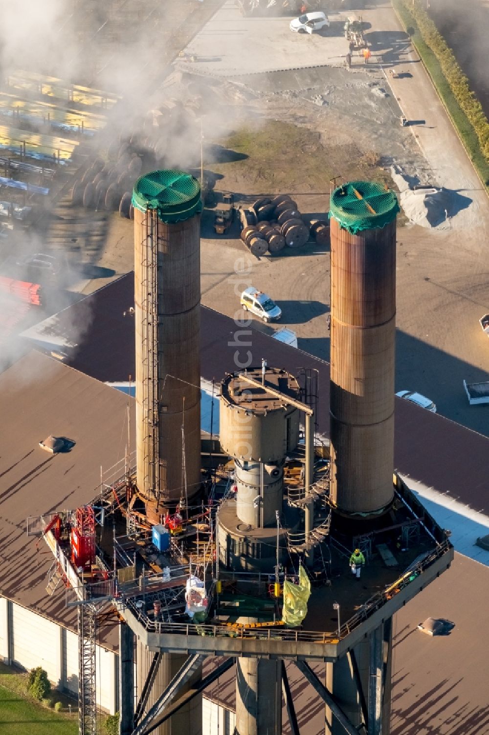 Duisburg aus der Vogelperspektive: Abrißarbeiten an den Turmbauwerken der Industrie- Schornsteine der STADTWERKE DUISBURG an der Charlottenstraße im Ortsteil Altstadt in Duisburg im Bundesland Nordrhein-Westfalen