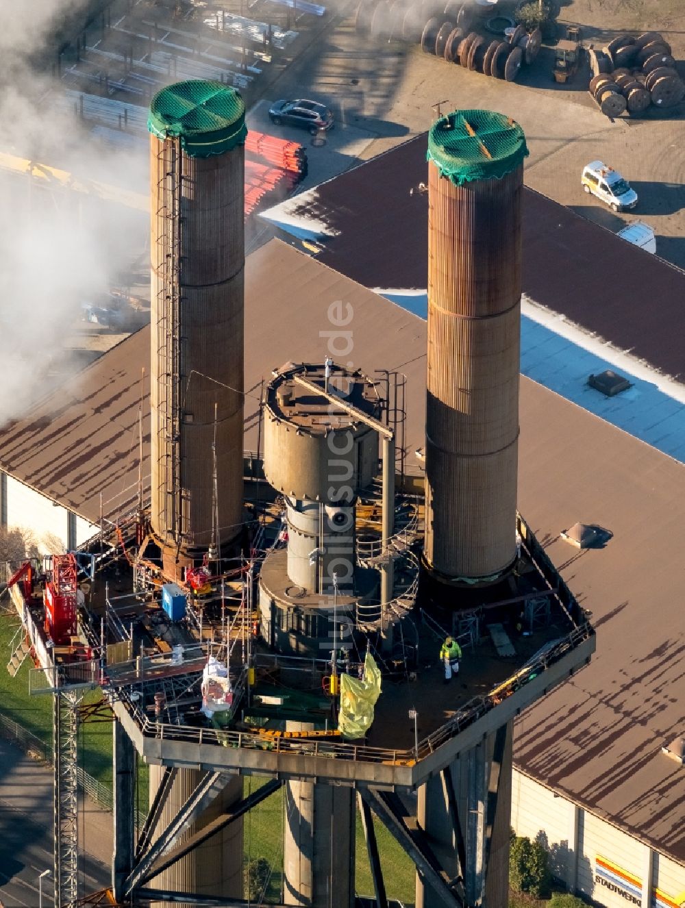 Luftbild Duisburg - Abrißarbeiten an den Turmbauwerken der Industrie- Schornsteine der STADTWERKE DUISBURG an der Charlottenstraße im Ortsteil Altstadt in Duisburg im Bundesland Nordrhein-Westfalen